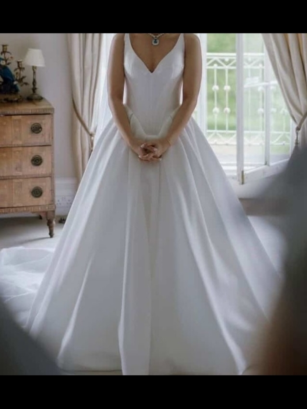 madison james Dotty Classic Satin V-Neck Ball Gown Wedding Dress Size 8 Nwot